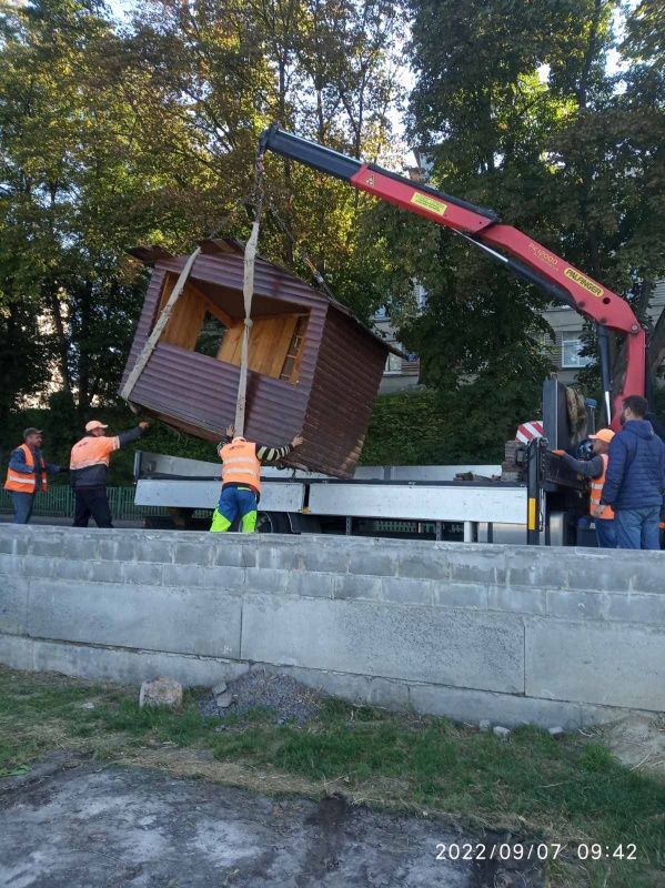 Новини Тернополя - фото з У Тернополі на вул. Білецькій демонтували дерев'яний кіоск, а ще 13 демонтують на Злуки, Тарнавського і Куліша