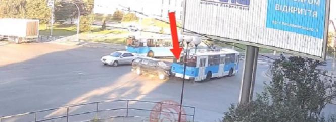 У Вінниці автомобіль Infiniti не пропустив тролейбус. ВІДЕО