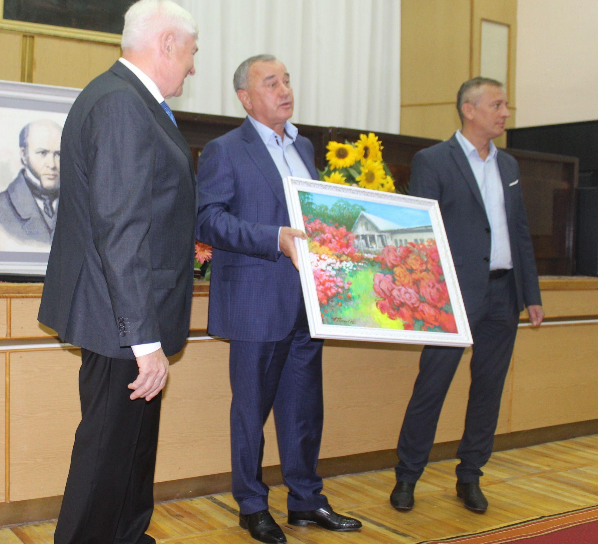 Новини Вінниці - фото з Музею Пирогова повернули вкрадену шпагу і подарували сертифікат на тисячу троянд