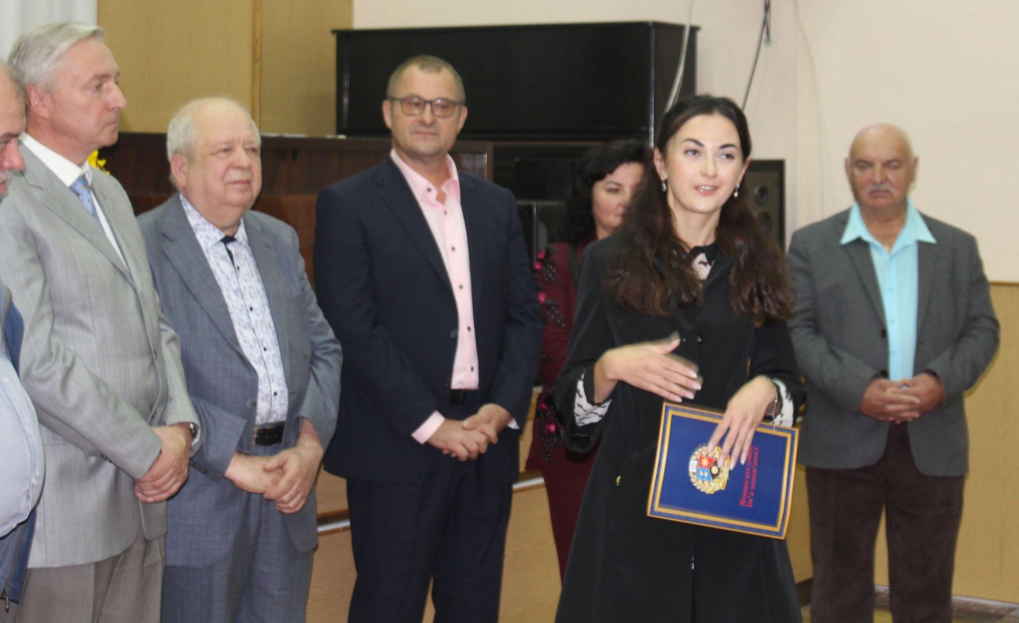 Новини Вінниці - фото з Музею Пирогова повернули вкрадену шпагу і подарували сертифікат на тисячу троянд