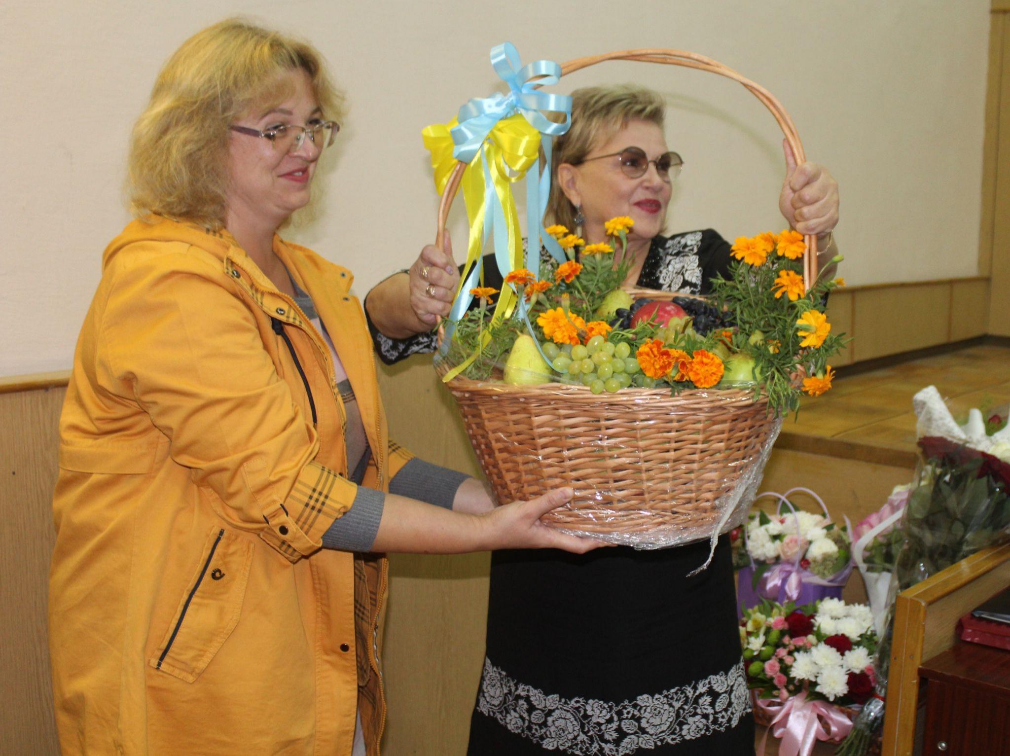 Новини Вінниці - фото з Музею Пирогова повернули вкрадену шпагу і подарували сертифікат на тисячу троянд