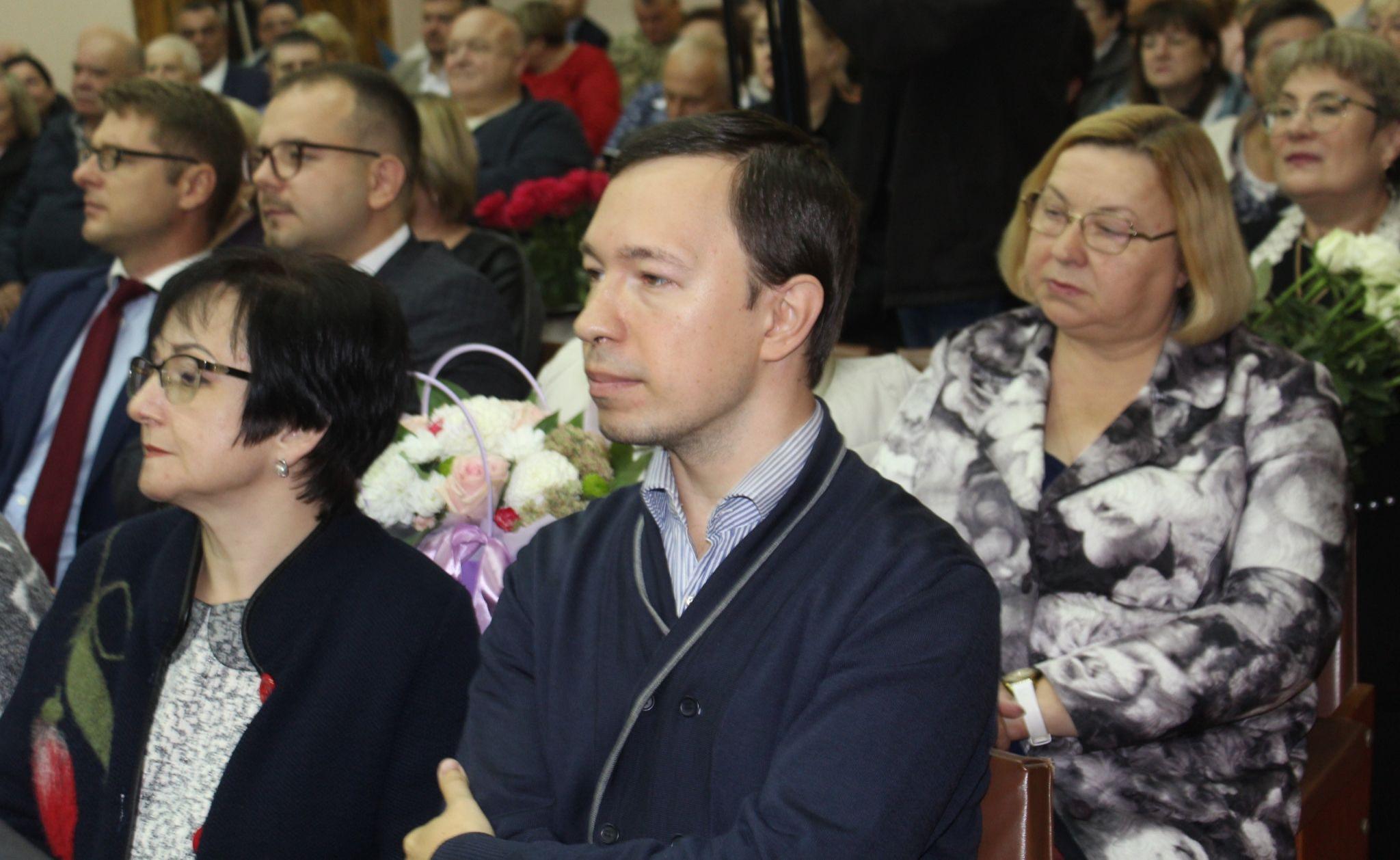 Новини Вінниці - фото з Музею Пирогова повернули вкрадену шпагу і подарували сертифікат на тисячу троянд