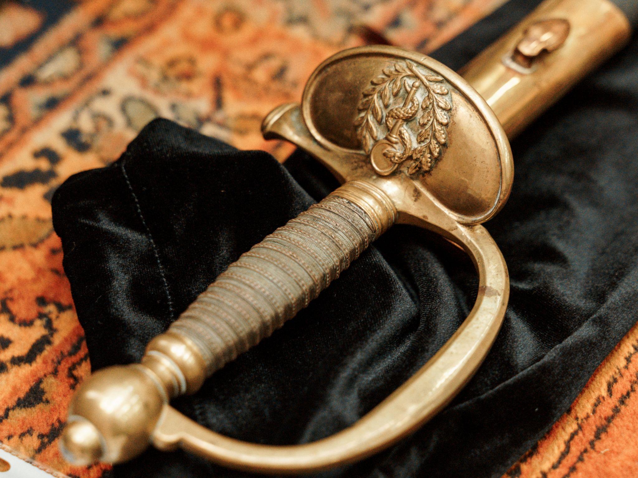 Новини Вінниці - фото з Музею Пирогова повернули вкрадену шпагу і подарували сертифікат на тисячу троянд