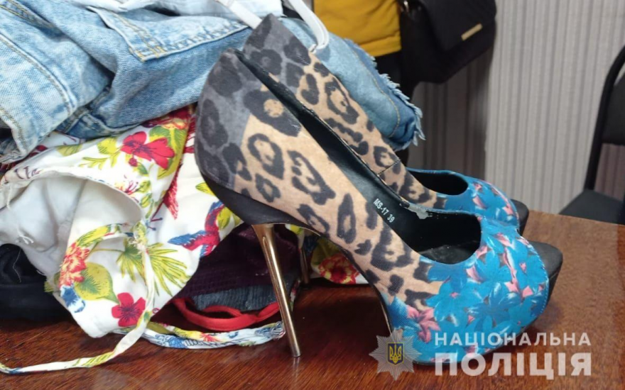 Новини Вінниці - фото з Вінничанка в офісі облаштувала студію, де неповнолітні працювали «веб-моделями»