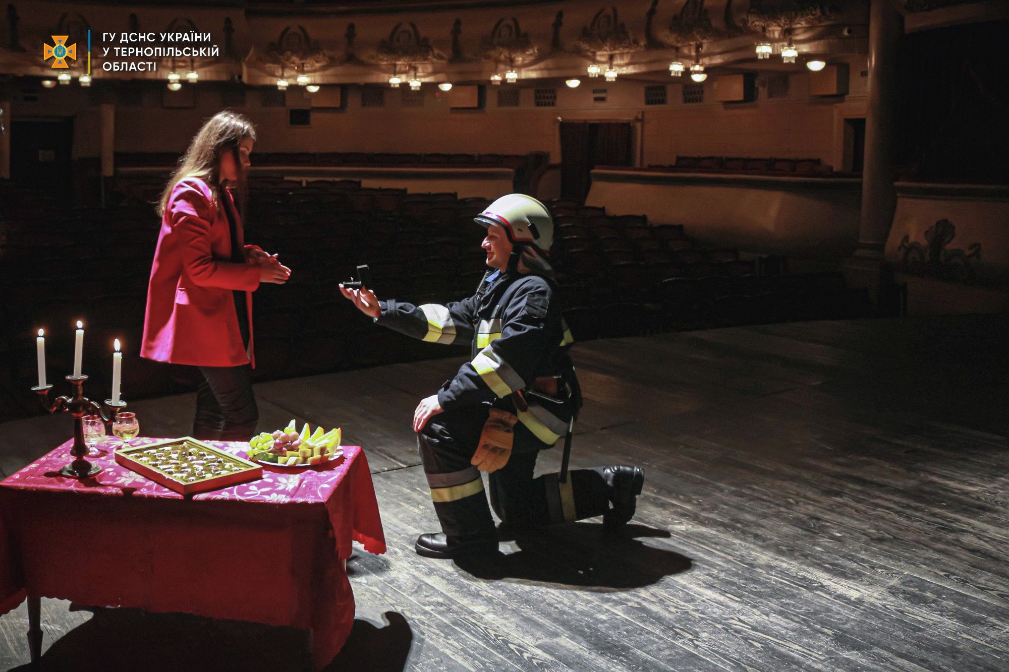 Новини Тернополя - фото з У Тернополі рятувальник креативно освідчився коханій на сцені Драмтеатру