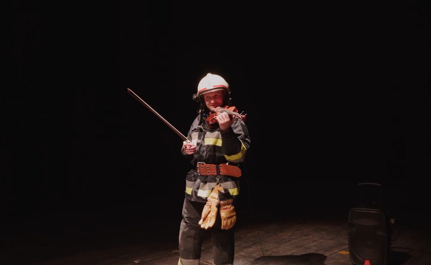 Новини Тернополя - фото з У Тернополі рятувальник креативно освідчився коханій на сцені Драмтеатру