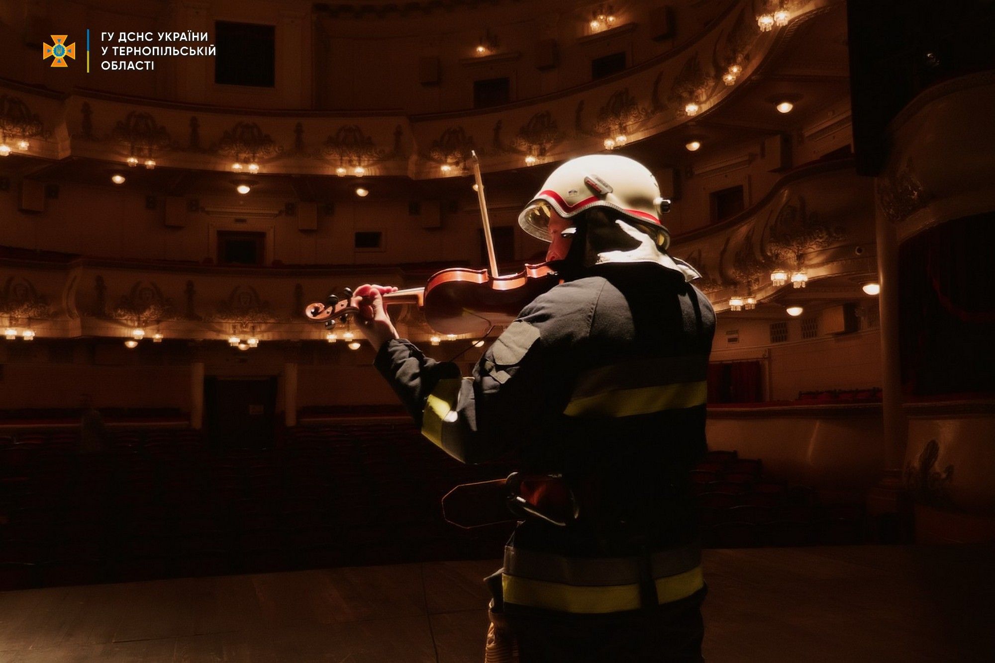 Новини Тернополя - фото з У Тернополі рятувальник креативно освідчився коханій на сцені Драмтеатру