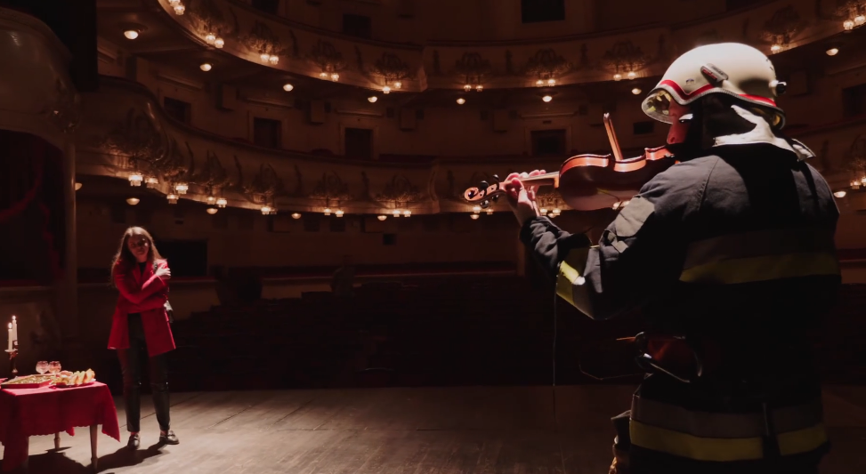 Новини Тернополя - фото з У Тернополі рятувальник креативно освідчився коханій на сцені Драмтеатру