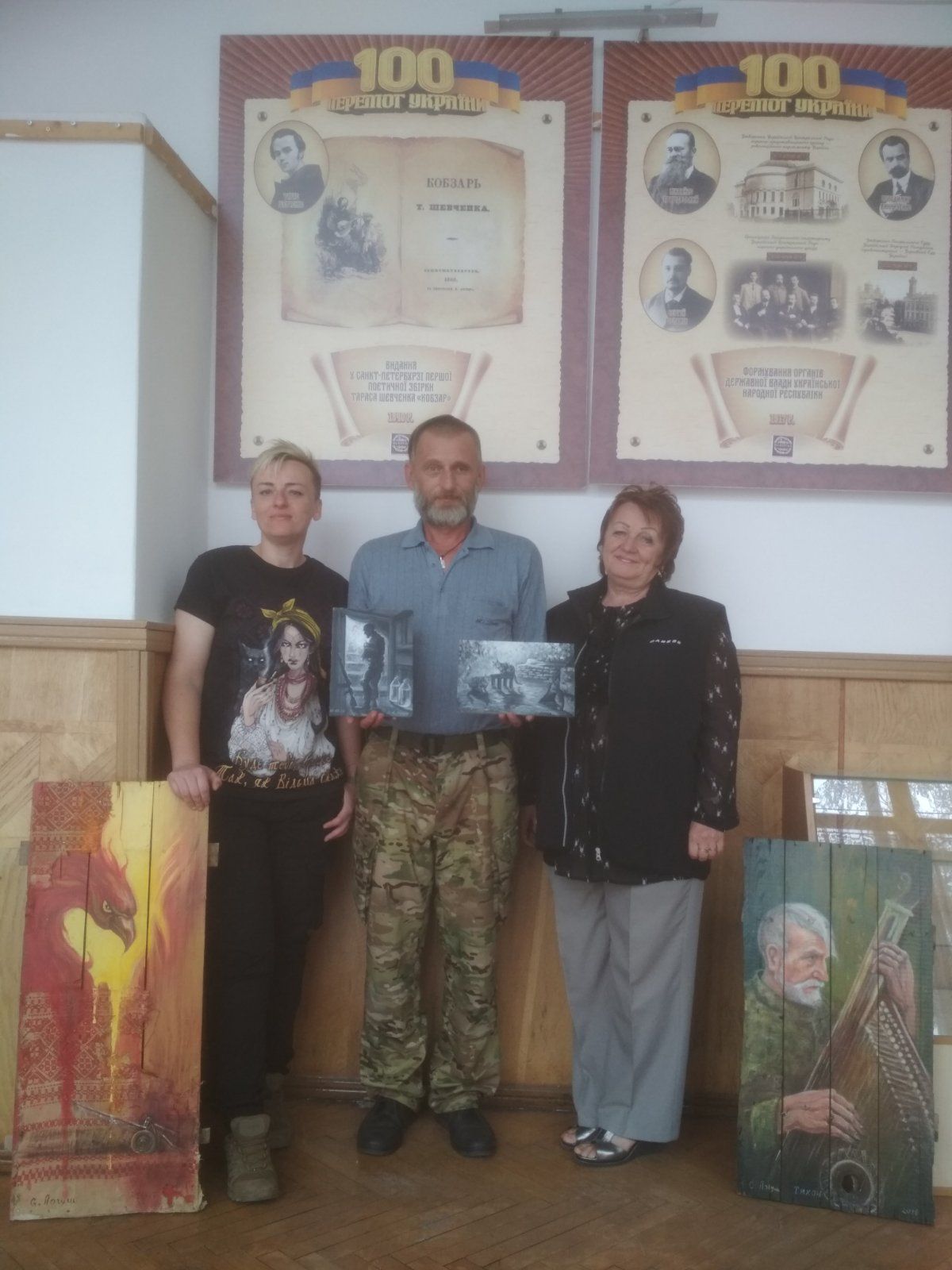 Новини Тернополя - фото з Художниця з Тернополя передала в Музей національно-визвольної боротьби частину своїх робіт з фронту