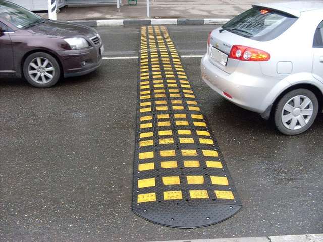 ТОП 3 помилки при проїзді лежачих поліцейських, які допускають майже усі водії - фото 451980