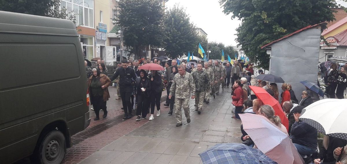 Новини Тернополя - фото з Дякую за те, що ми в тилу можемо жити і спати спокійно. Прощаються з Володимиром Сакалюком