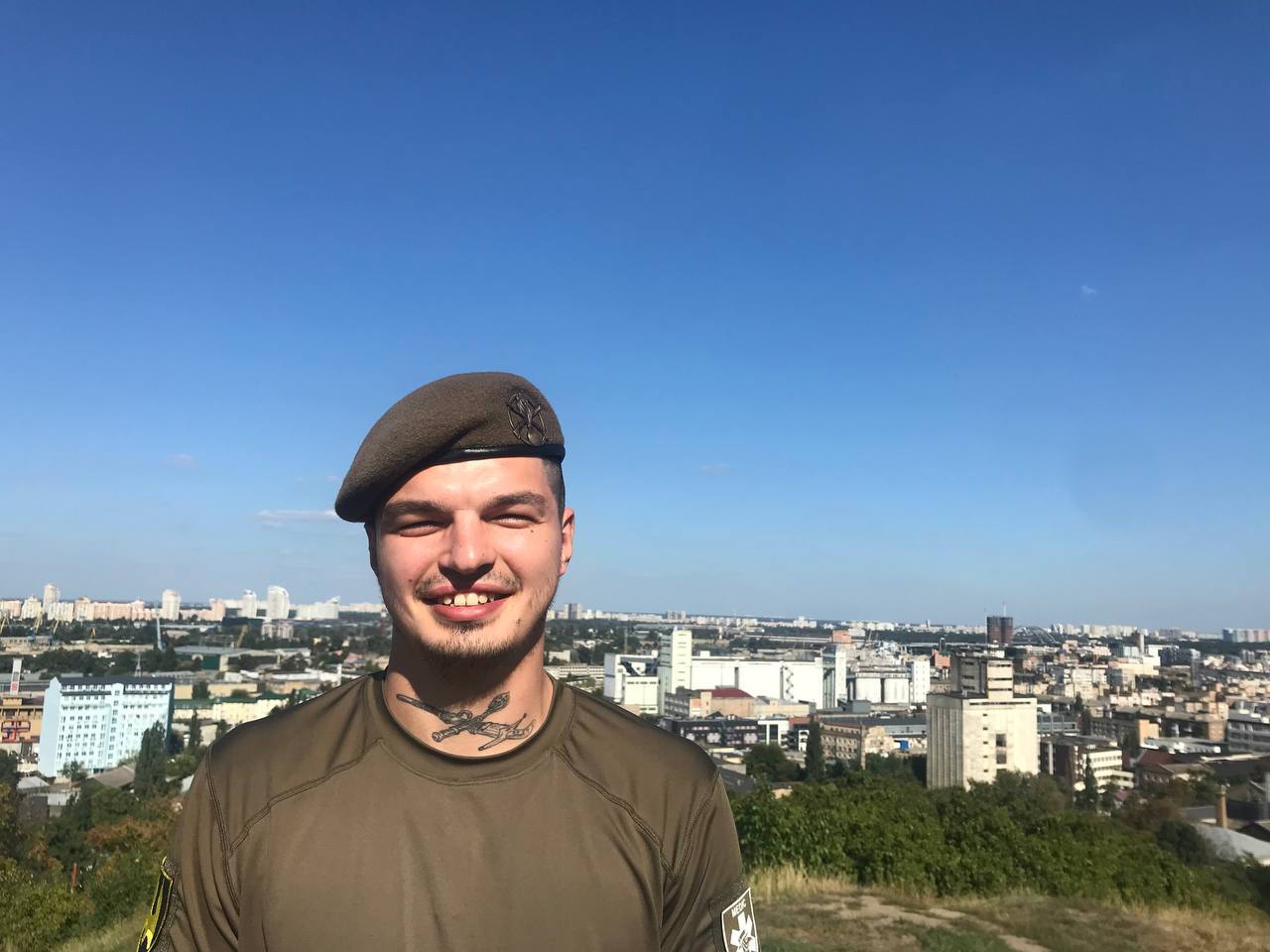 Новини Хмельницького - фото з Іменем Євгена Ролдугіна хочуть назвати вулицю в Хмельницькому. Що кажуть в міськраді? Возможно, это изображение 1 человек, стоит и небо