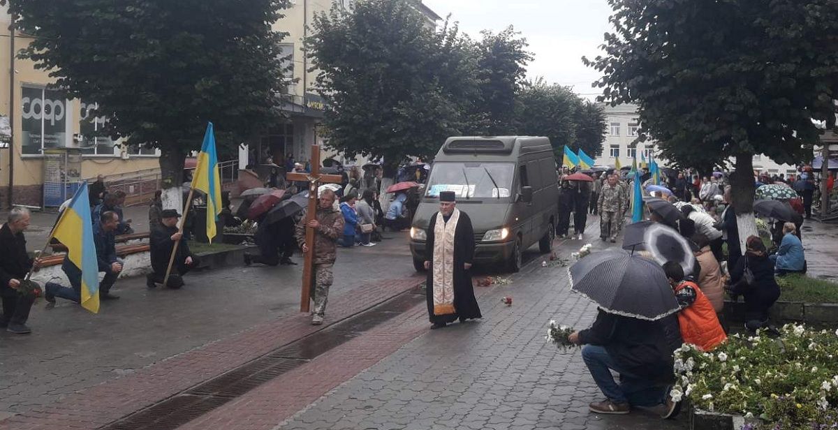 Новини Тернополя - фото з Дякую за те, що ми в тилу можемо жити і спати спокійно. Прощаються з Володимиром Сакалюком