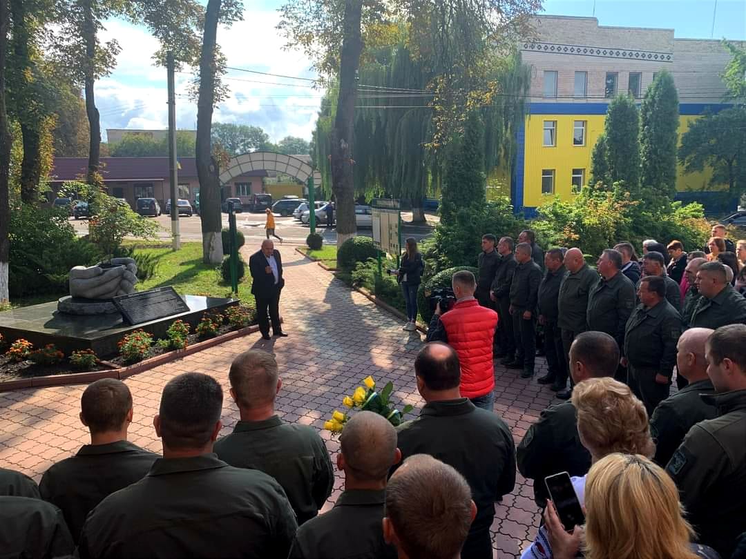 Новини Хмельницького - фото з Цілий світ – у долонях: на Ярмолинеччині встановили особливий пам’ятний знак