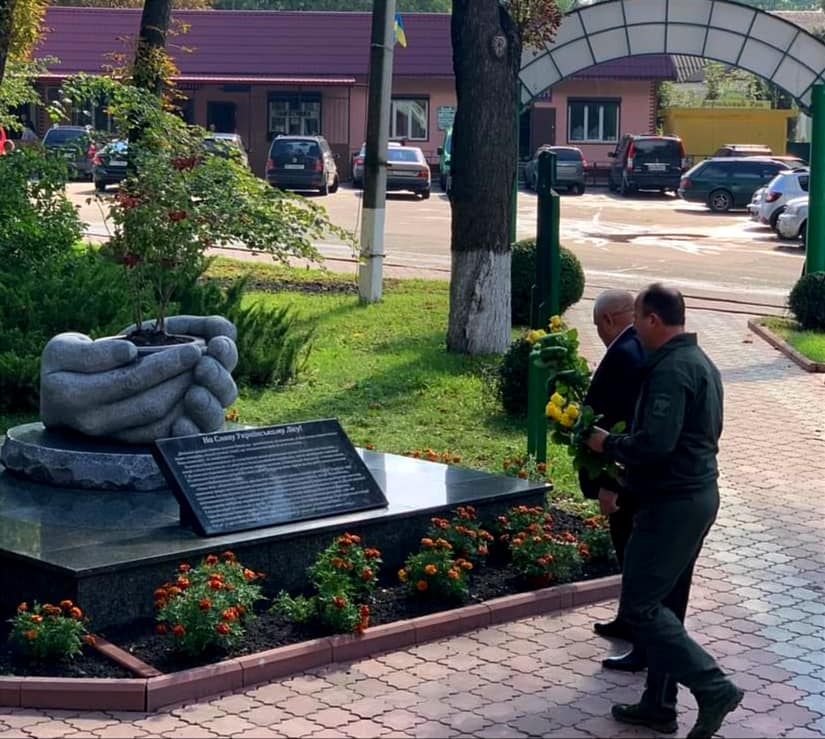 Новини Хмельницького - фото з Цілий світ – у долонях: на Ярмолинеччині встановили особливий пам’ятний знак