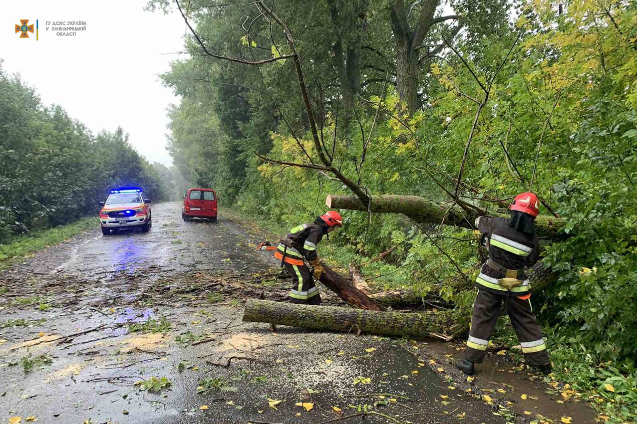 Новини Хмельницького - фото з Буревій на Хмельниччині пошкодив автомобілі, будинки та обірвав електролінії (ФОТО, ВІДЕО)