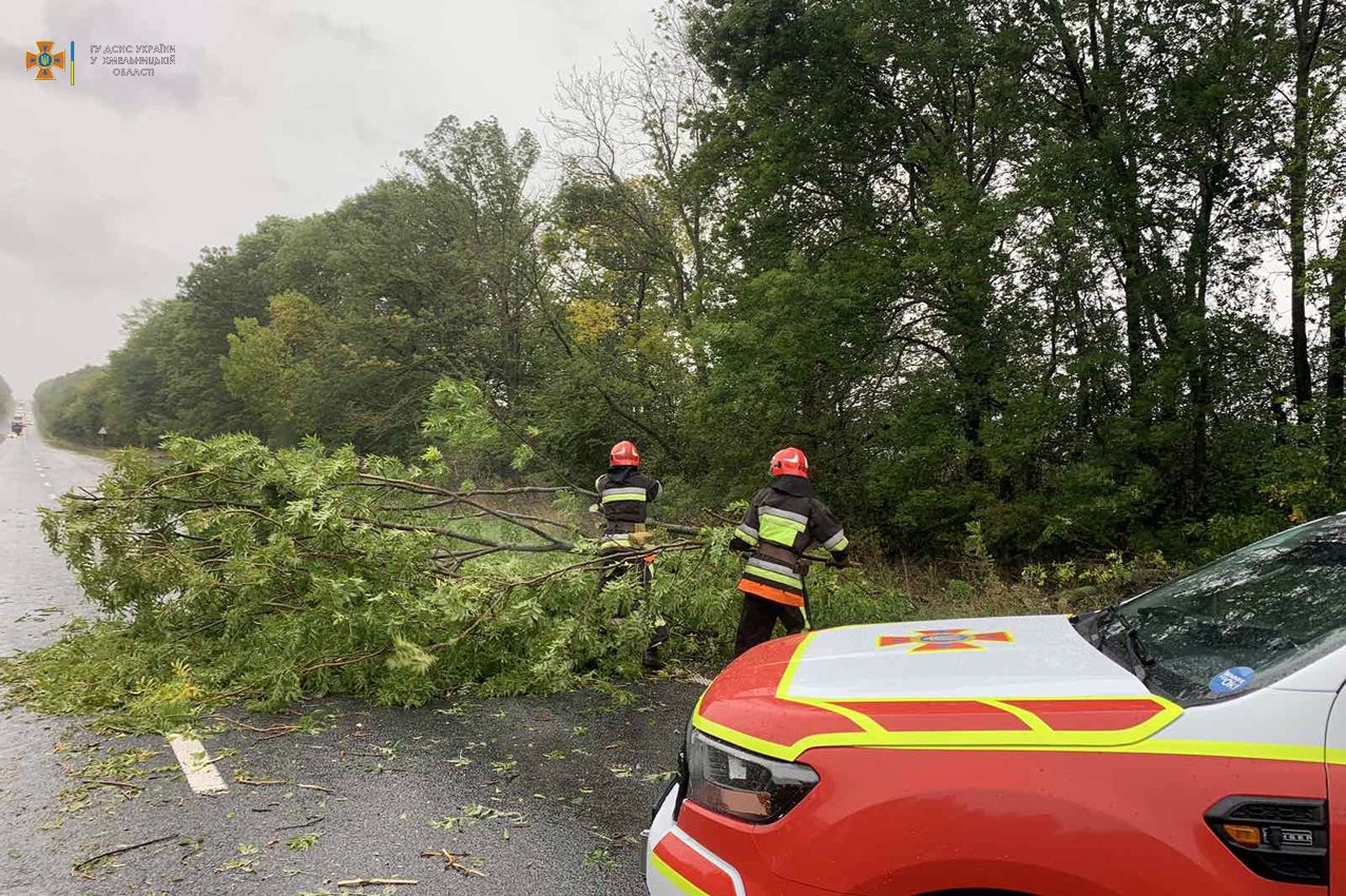 Новини Хмельницького - фото з Буревій на Хмельниччині пошкодив автомобілі, будинки та обірвав електролінії (ФОТО, ВІДЕО)