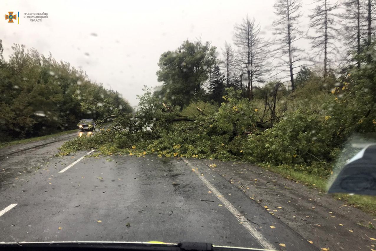 Новини Хмельницького - фото з Буревій на Хмельниччині пошкодив автомобілі, будинки та обірвав електролінії (ФОТО, ВІДЕО)