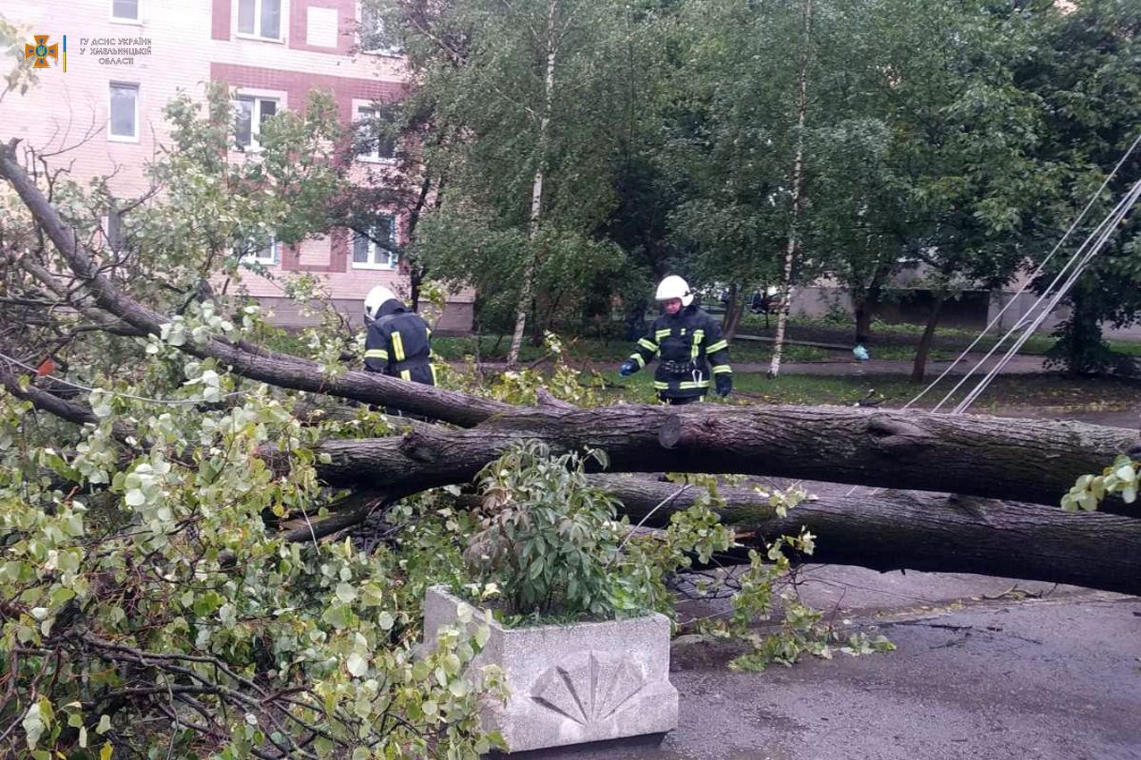 Новини Хмельницького - фото з Буревій на Хмельниччині пошкодив автомобілі, будинки та обірвав електролінії (ФОТО, ВІДЕО)