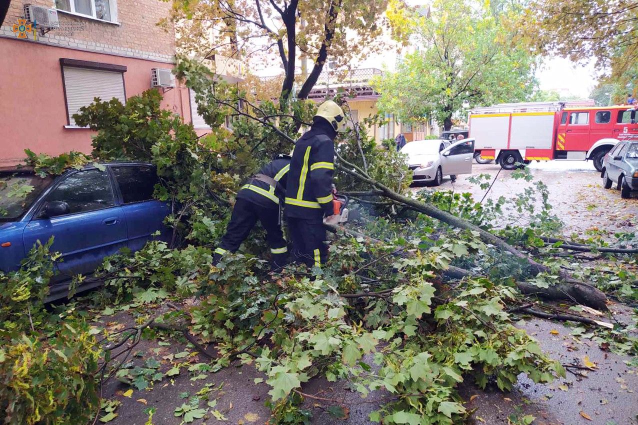 Новини Хмельницького - фото з Буревій на Хмельниччині пошкодив автомобілі, будинки та обірвав електролінії (ФОТО, ВІДЕО)