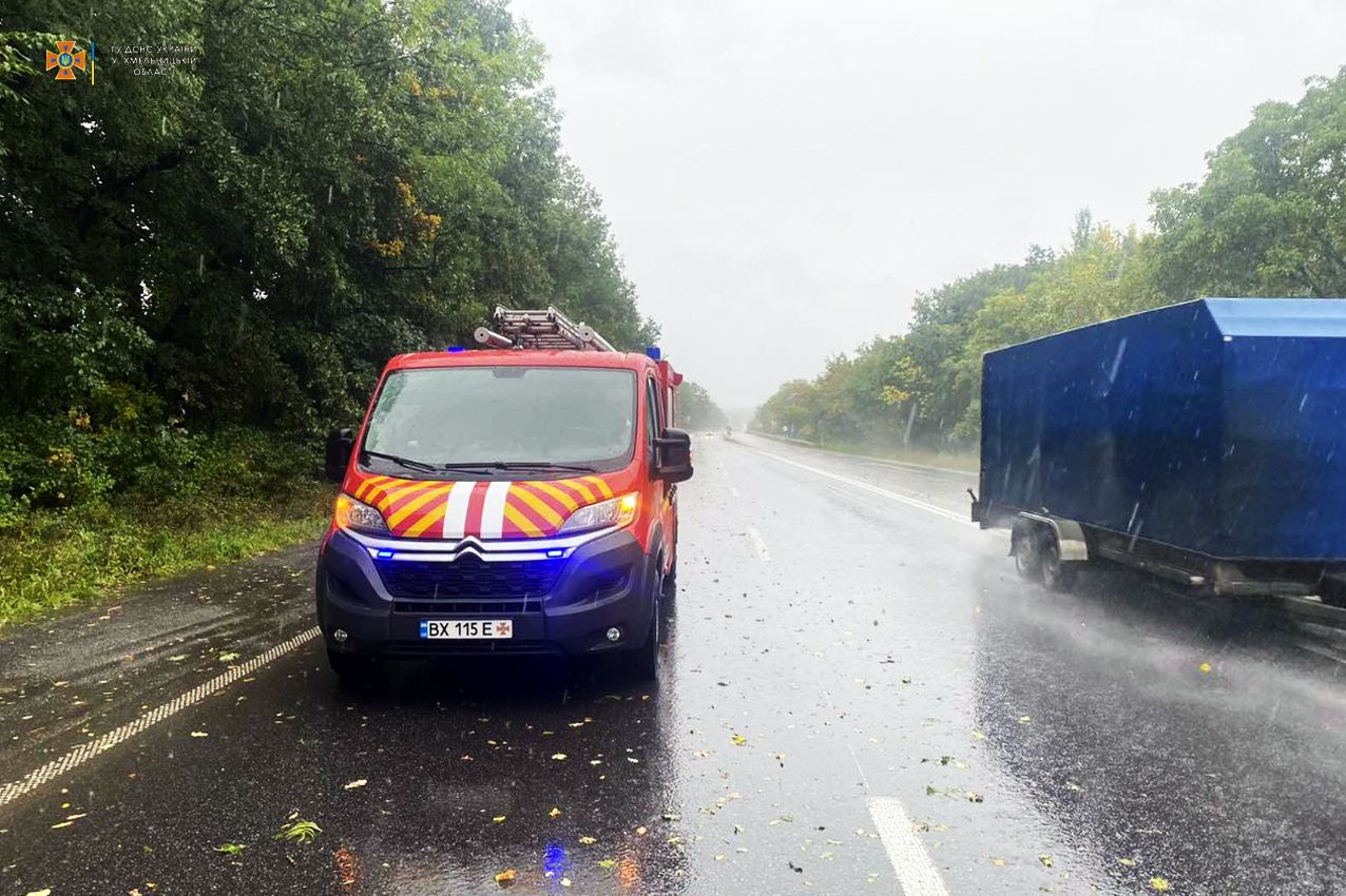 Новини Хмельницького - фото з Буревій на Хмельниччині пошкодив автомобілі, будинки та обірвав електролінії (ФОТО, ВІДЕО)
