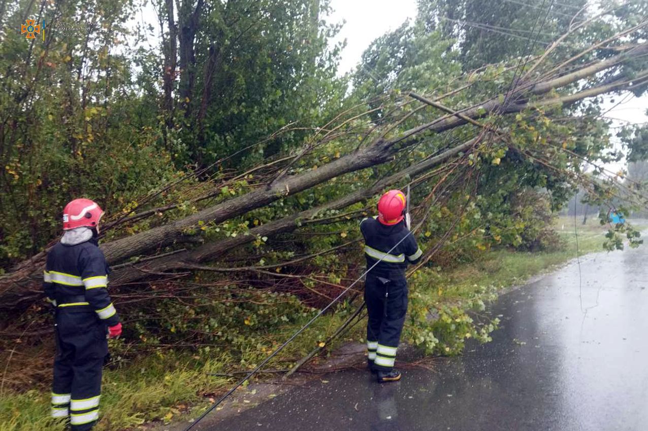 Новини Хмельницького - фото з Буревій на Хмельниччині пошкодив автомобілі, будинки та обірвав електролінії (ФОТО, ВІДЕО)