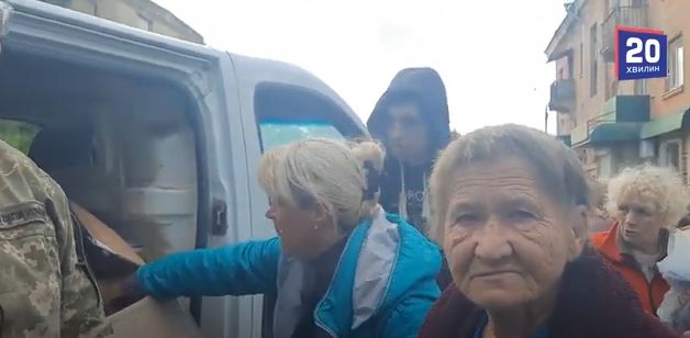 Новини Вінниці - фото з Вісім разів запитували: «Де нацики?» Волонтери привезли в Ізюм допомогу, побували на місці поховань