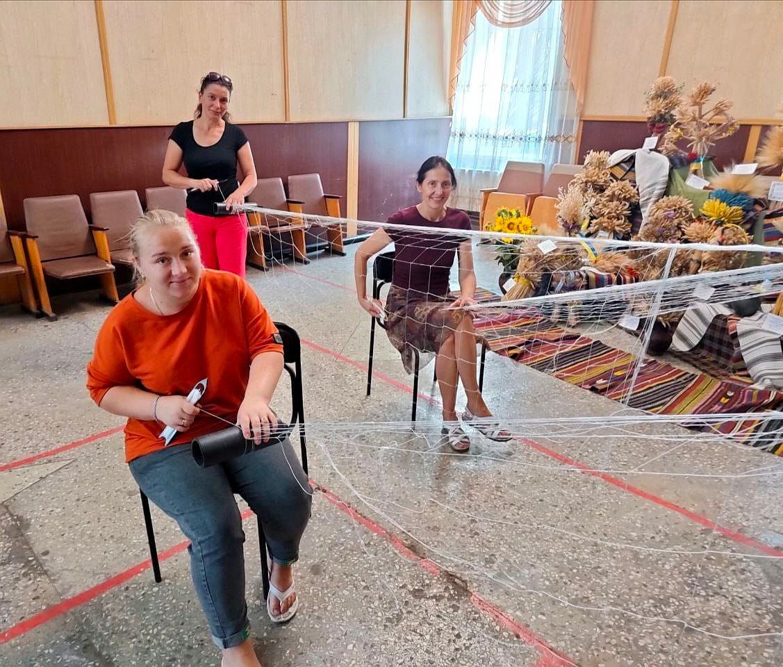 Новини Вінниці - фото з «Давай спробуй, це ж фігня». Як «павучки» у Шаргороді навчили киянку плести сітки, тепер робить це у столиці