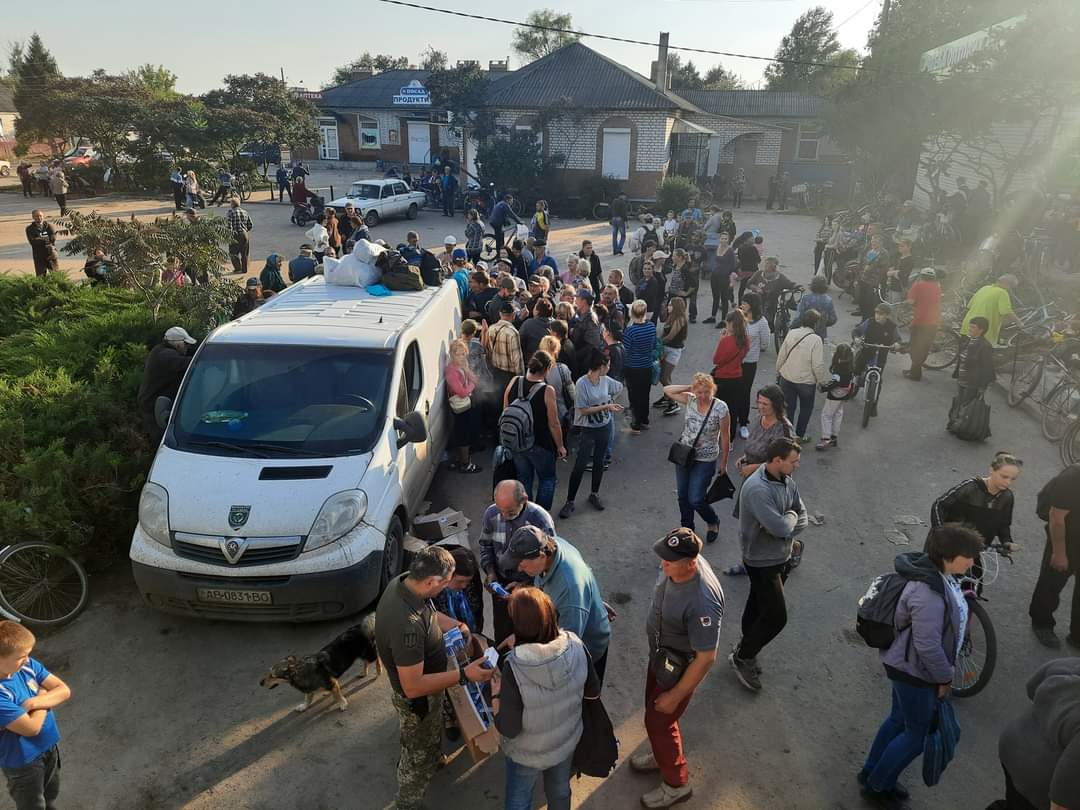 Новини Вінниці - фото з Вісім разів запитували: «Де нацики?» Волонтери привезли в Ізюм допомогу, побували на місці поховань