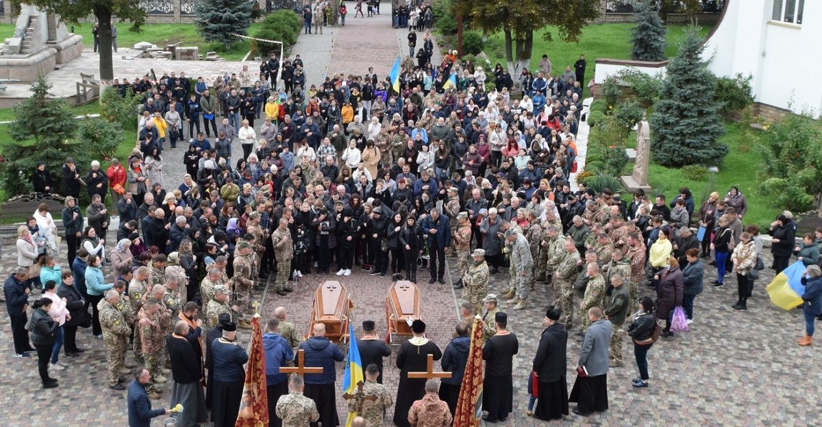 Новини Тернополя - фото з Чортків опустився навколішки. Тернопільщина прощається з Романом Холодюком та Василем Жебчуком