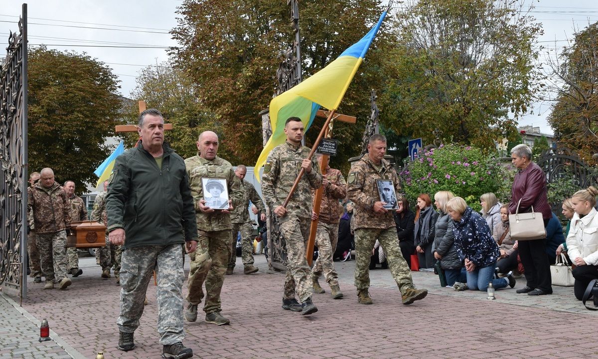 Новини Тернополя - фото з Чортків опустився навколішки. Тернопільщина прощається з Романом Холодюком та Василем Жебчуком