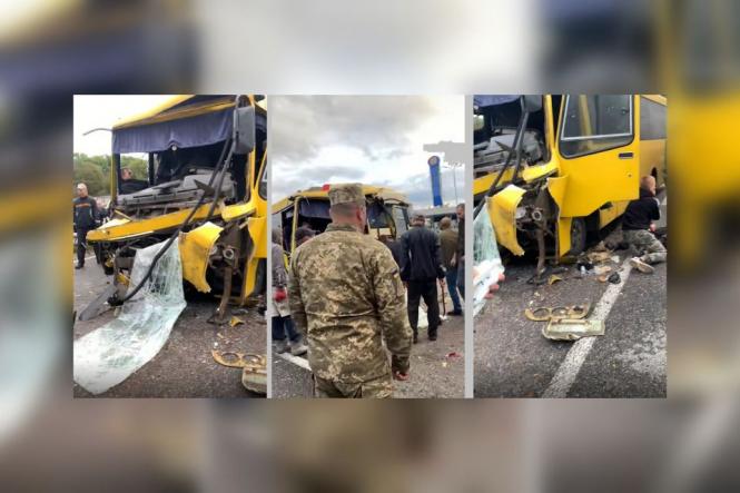 Вісім пасажирів госпіталізували. У Якушинцях автобус зіткнувся з військовою вантажівкою