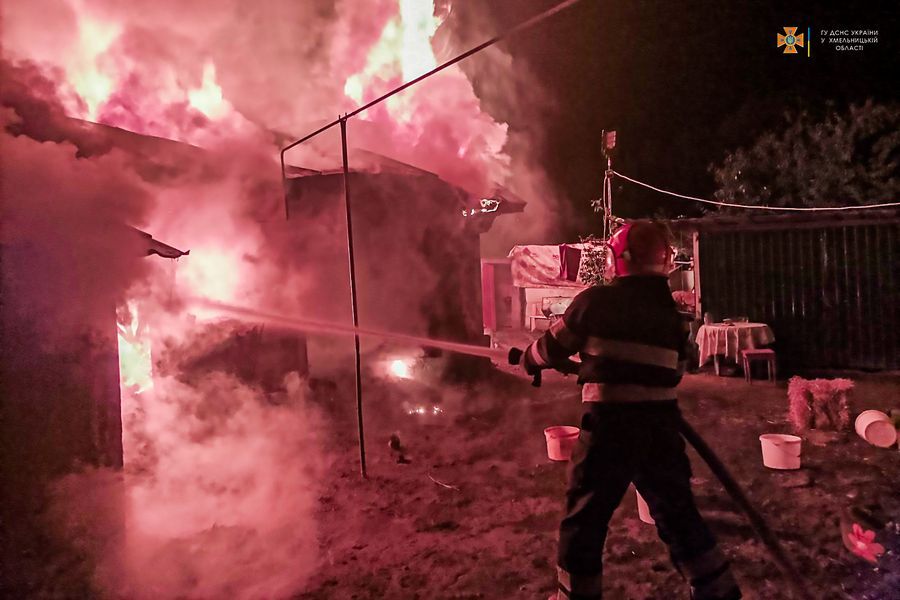 Новини Хмельницького - фото з На Шепетівщині згоріло 50 квадратів будівлі (ФОТО)