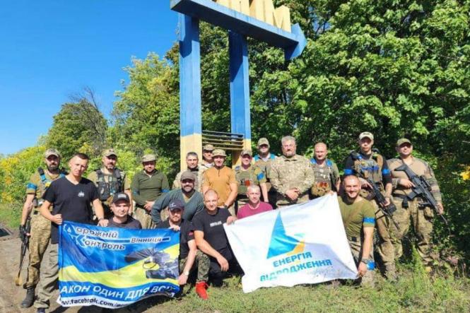 Вісім разів запитували: «Де нацики?» Волонтери привезли в Ізюм допомогу, побували на місці поховань