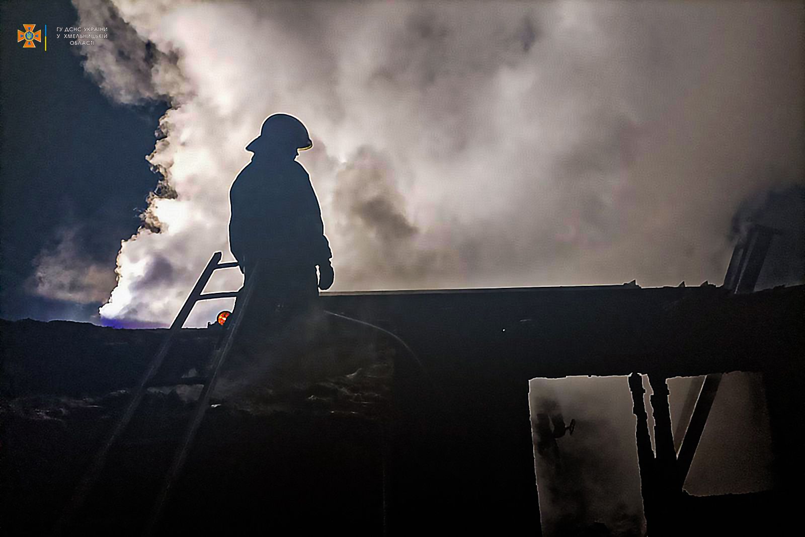 Новини Хмельницького - фото з На Шепетівщині згоріло 50 квадратів будівлі (ФОТО)