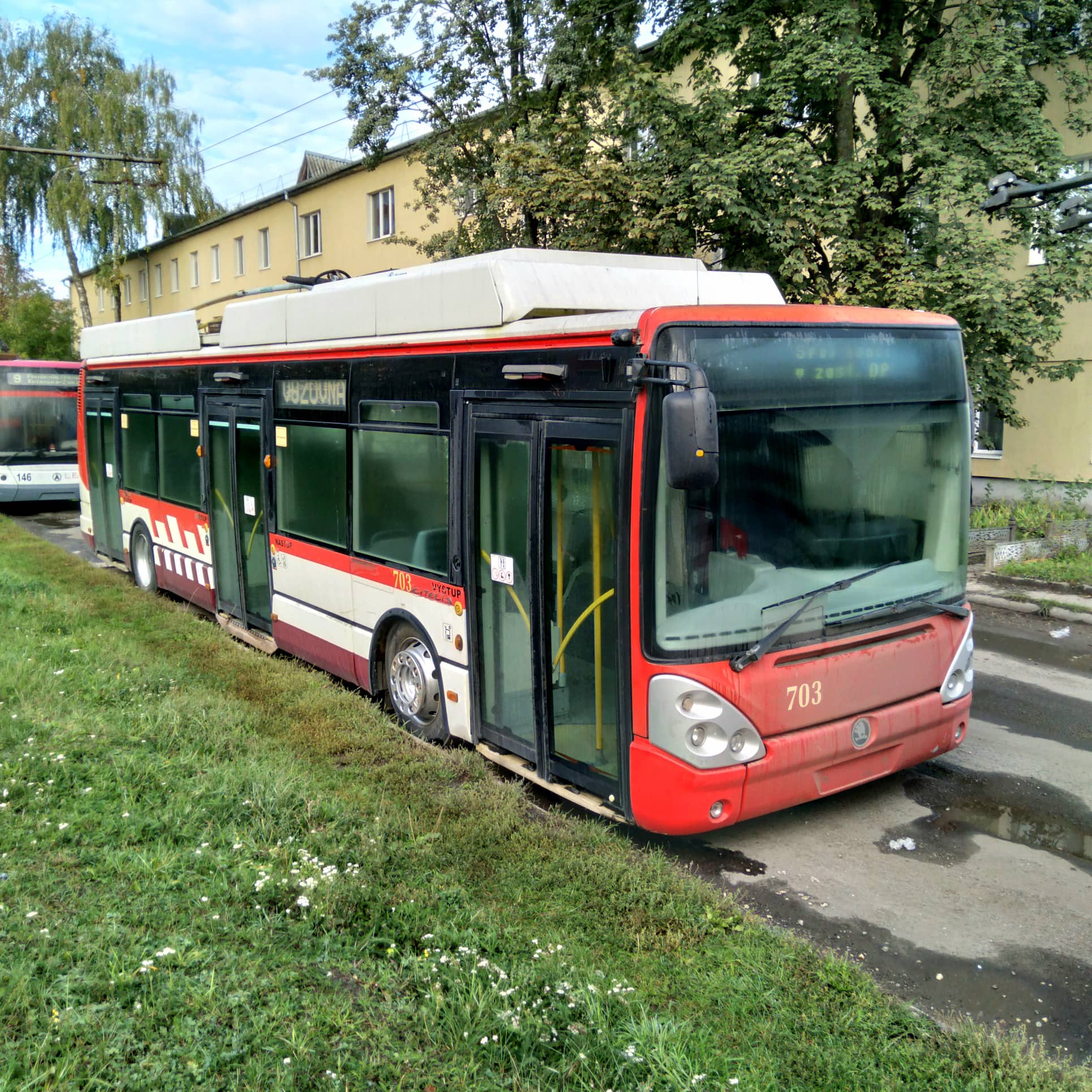 Новини Тернополя - фото з У тернопільському депо поповнення: доставили новий тролейбус Skoda (ФОТО ДНЯ)