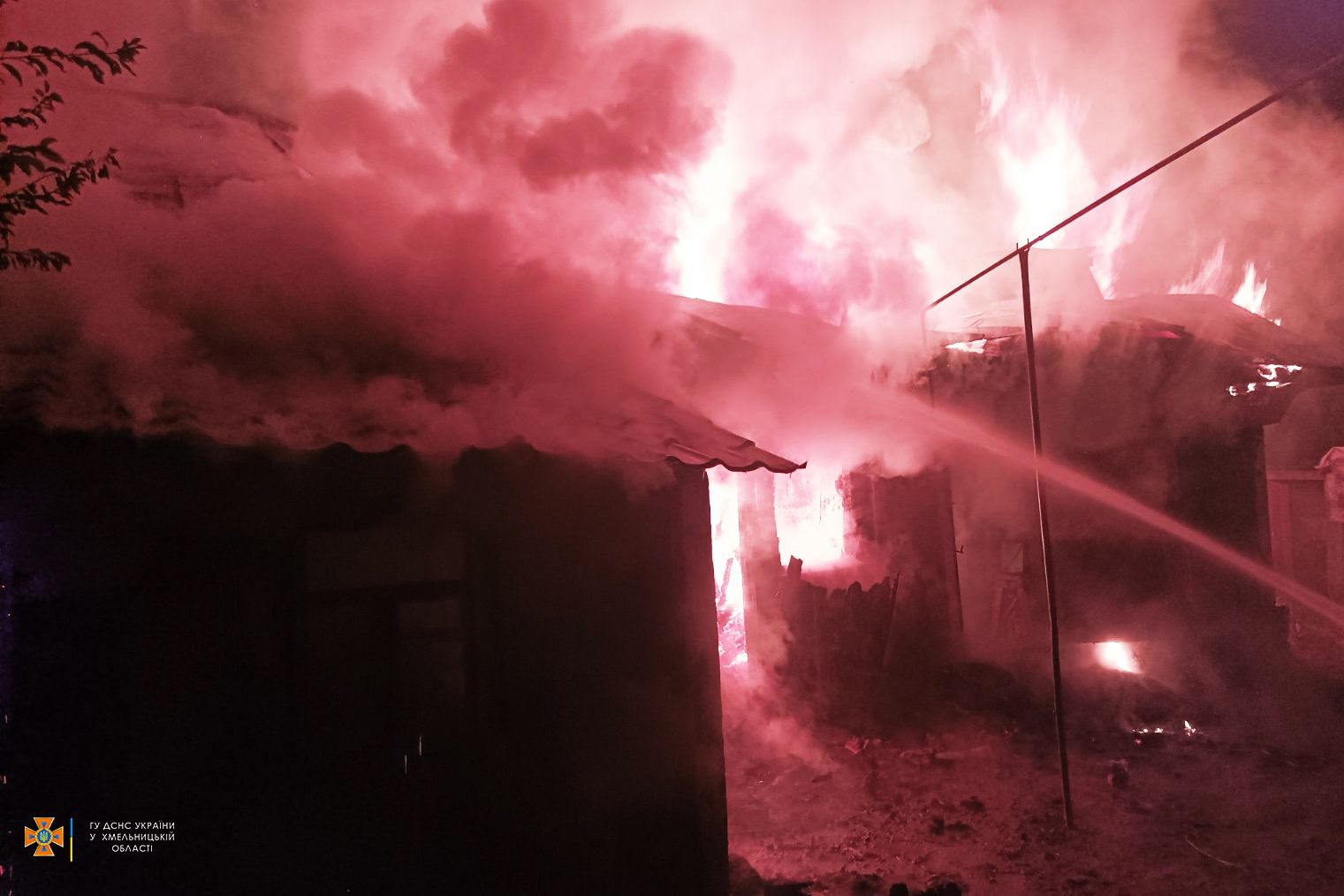 Новини Хмельницького - фото з На Шепетівщині згоріло 50 квадратів будівлі (ФОТО)