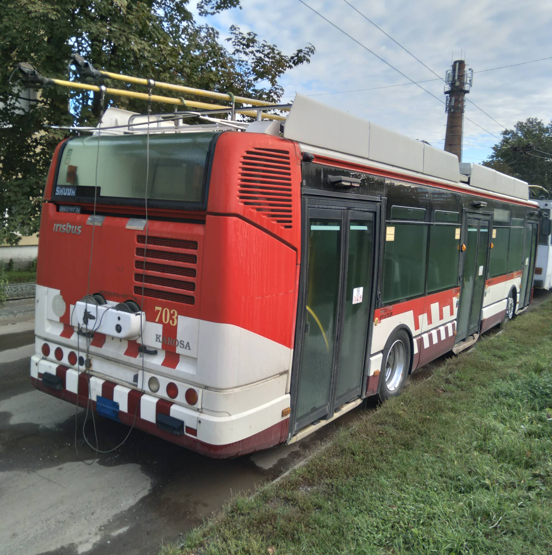 Новини Тернополя - фото з У тернопільському депо поповнення: доставили новий тролейбус Skoda (ФОТО ДНЯ)