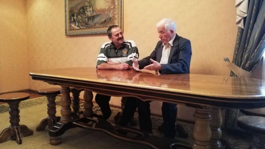 «Може сотні років стояти». Столяр продає дубовий стіл, всі виручені гроші передасть військовим