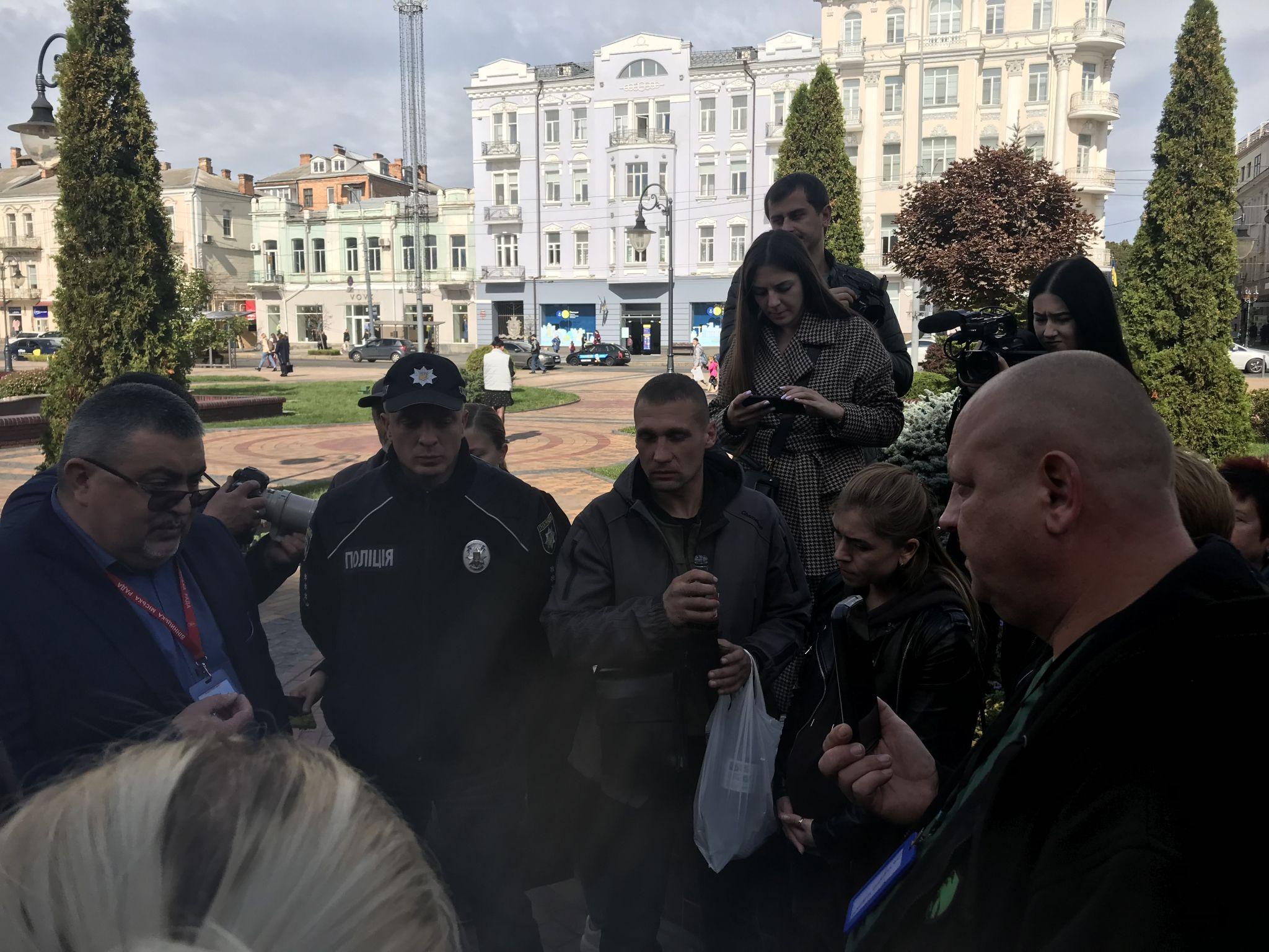 Новини Вінниці - фото з «Донесіть до тих, хто сидить в міськраді: за пологовий будинок №2 буде війна». Лікарі мітингують