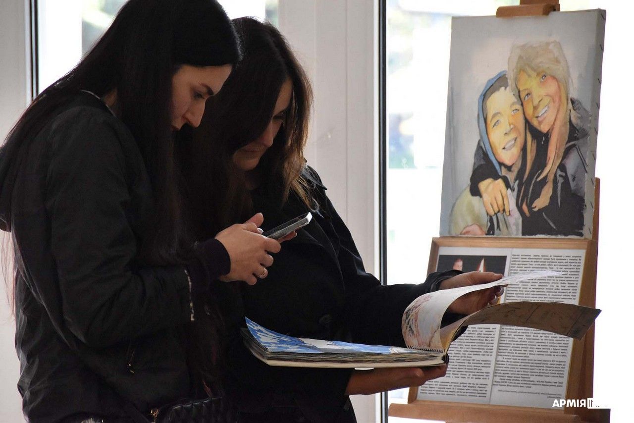 Новини Хмельницького - фото з У Хмельницькому діє виставка Ангела, який загинув на війні