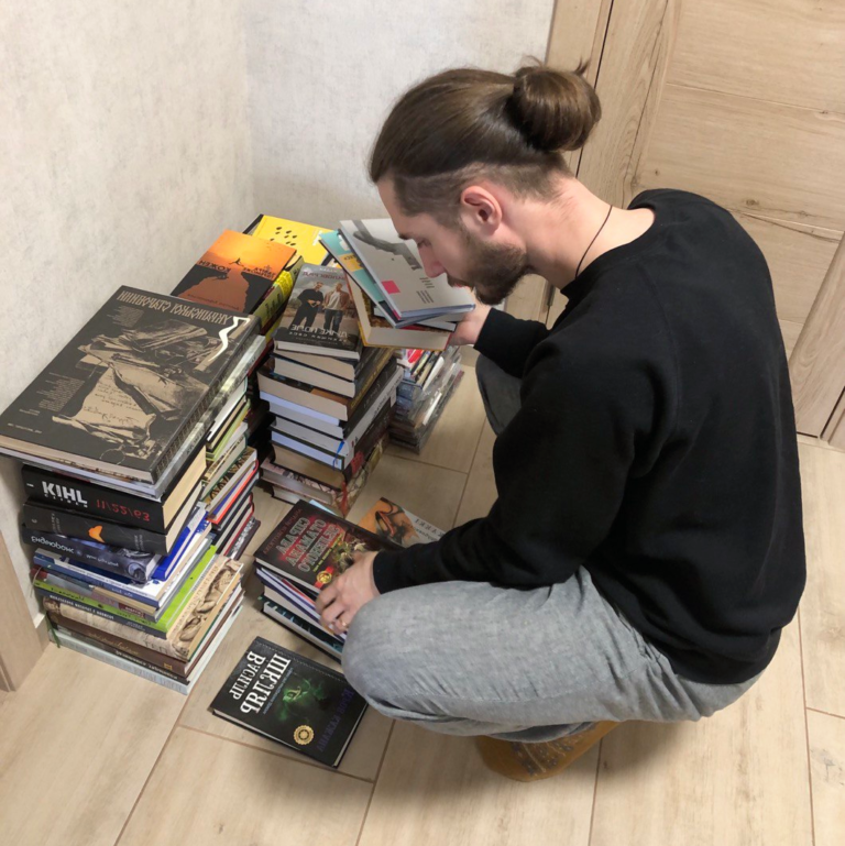 Новини Вінниці - фото з Закупляють амуніцію й тепловізори. Вінничани на книжкових аукціонах зібрали понад мільйон для ЗСУ