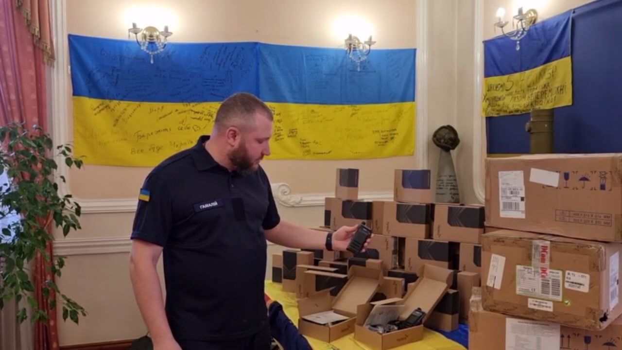 Новини Хмельницького - фото з Пономарьов та Дзідзьо передали рації для хмельницьких захисників