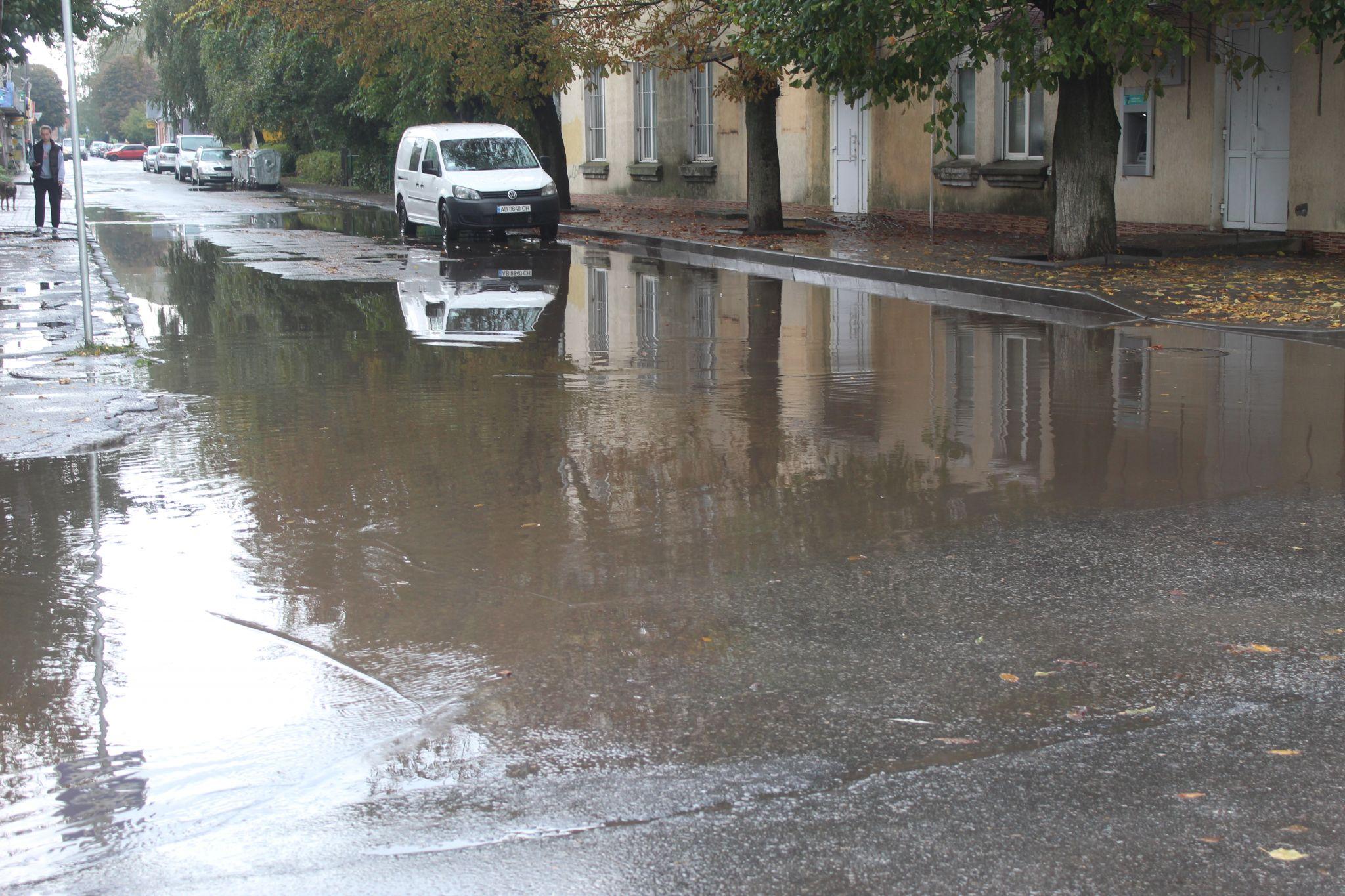 Новини Козятина - фото з Вулицю Куликівського затопило, а журналісти «RIA» побували в ролі двірників
