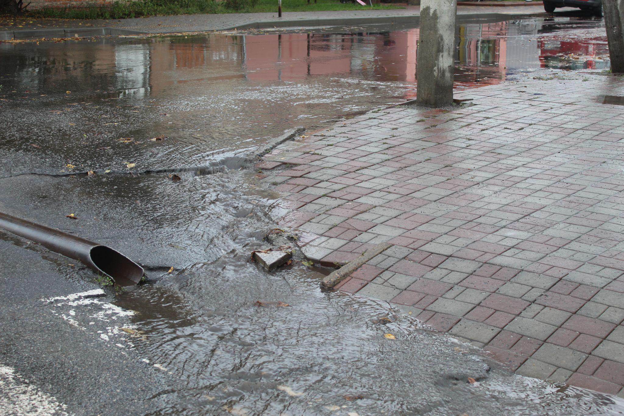 Новини Козятина - фото з Вулицю Куликівського затопило, а журналісти «RIA» побували в ролі двірників