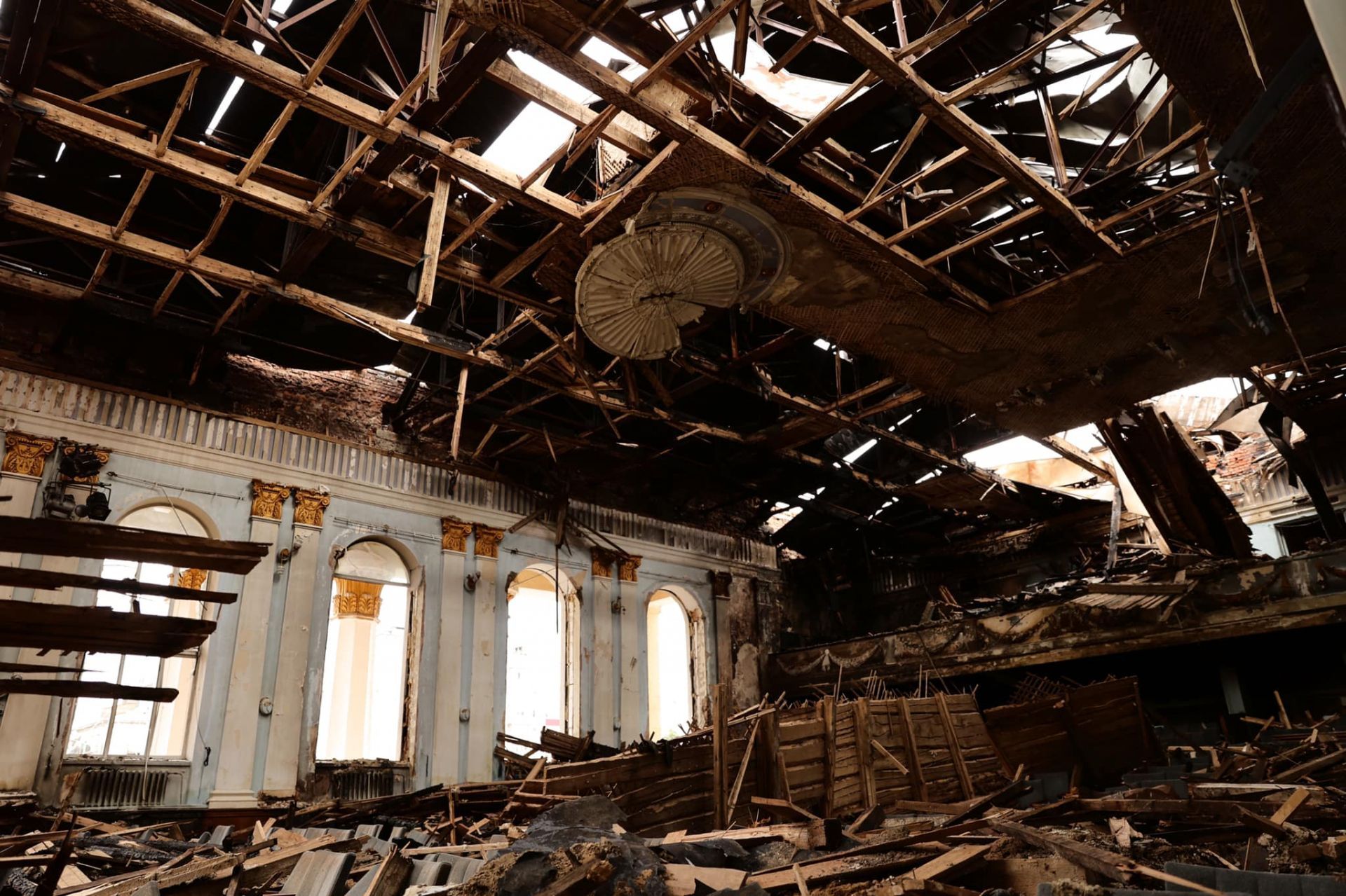 Новини Вінниці - фото з Військові зіграли в зруйнованому Будинку офіцерів. Цей концерт сумний, але вселяє надію на відбудову