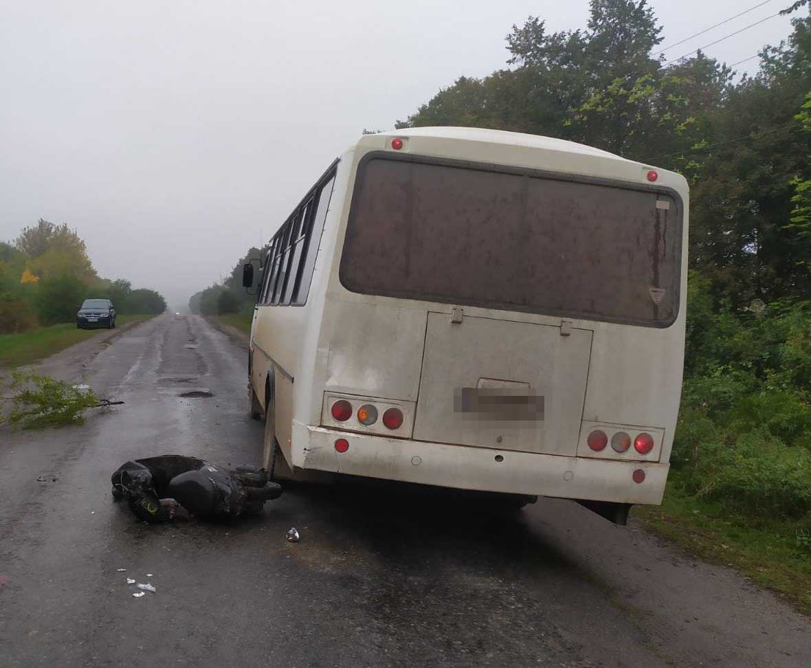 поліція встановлює обставини двох автопригод з потерпілими у вінницькому районі