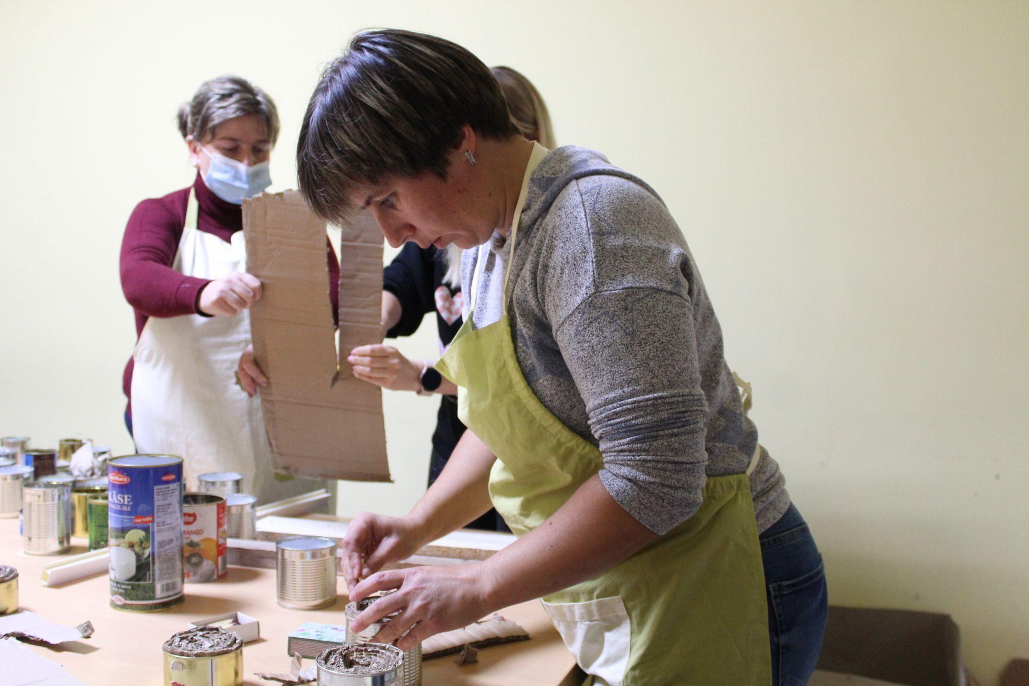 Новини Тернополя - фото з Нашим захисникам потрібне тепло. Допоможіть робити окопні свічки, аби зігріти воїнів (РЕПОРТАЖ)