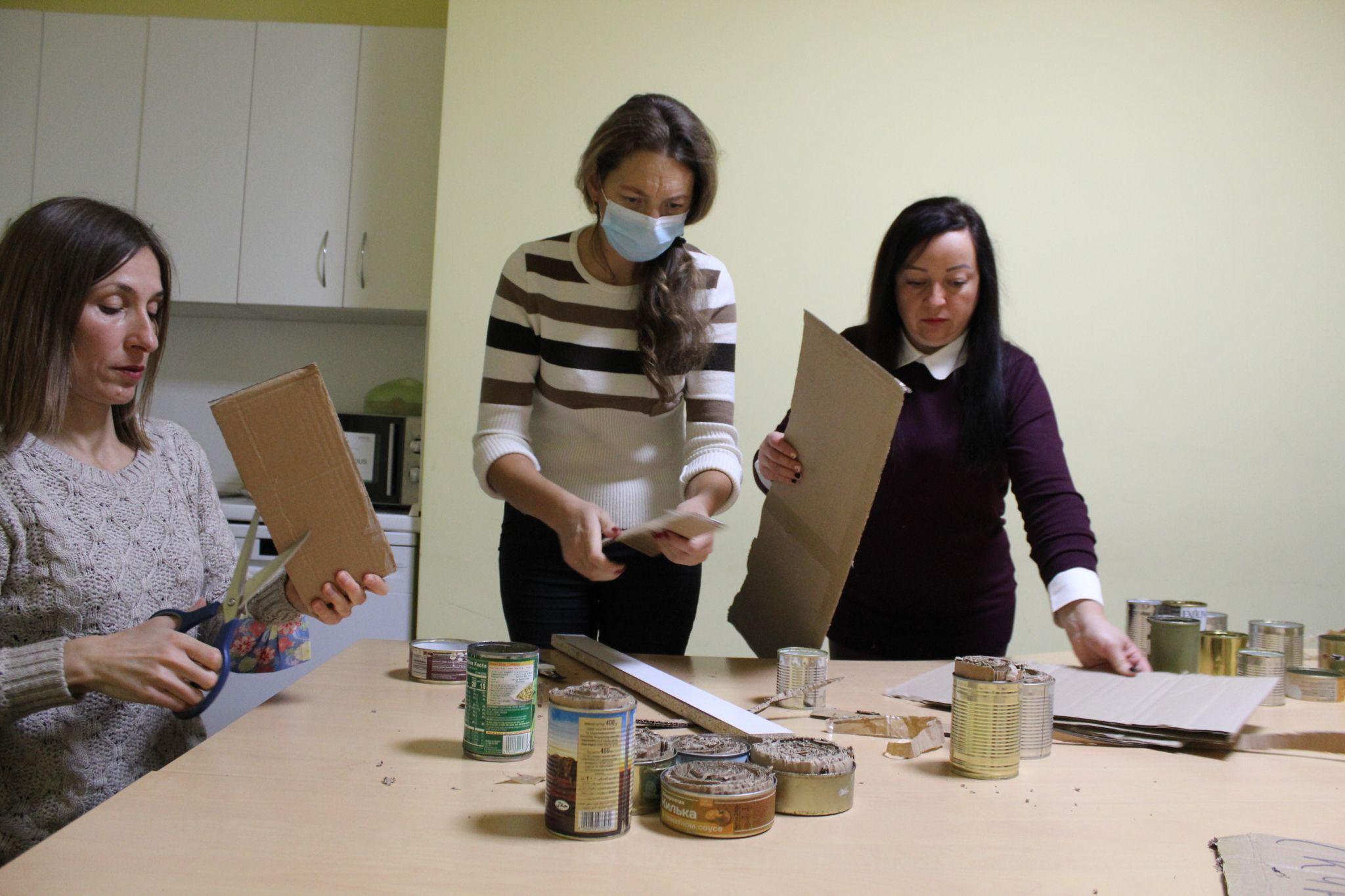 Новини Тернополя - фото з Нашим захисникам потрібне тепло. Допоможіть робити окопні свічки, аби зігріти воїнів (РЕПОРТАЖ)