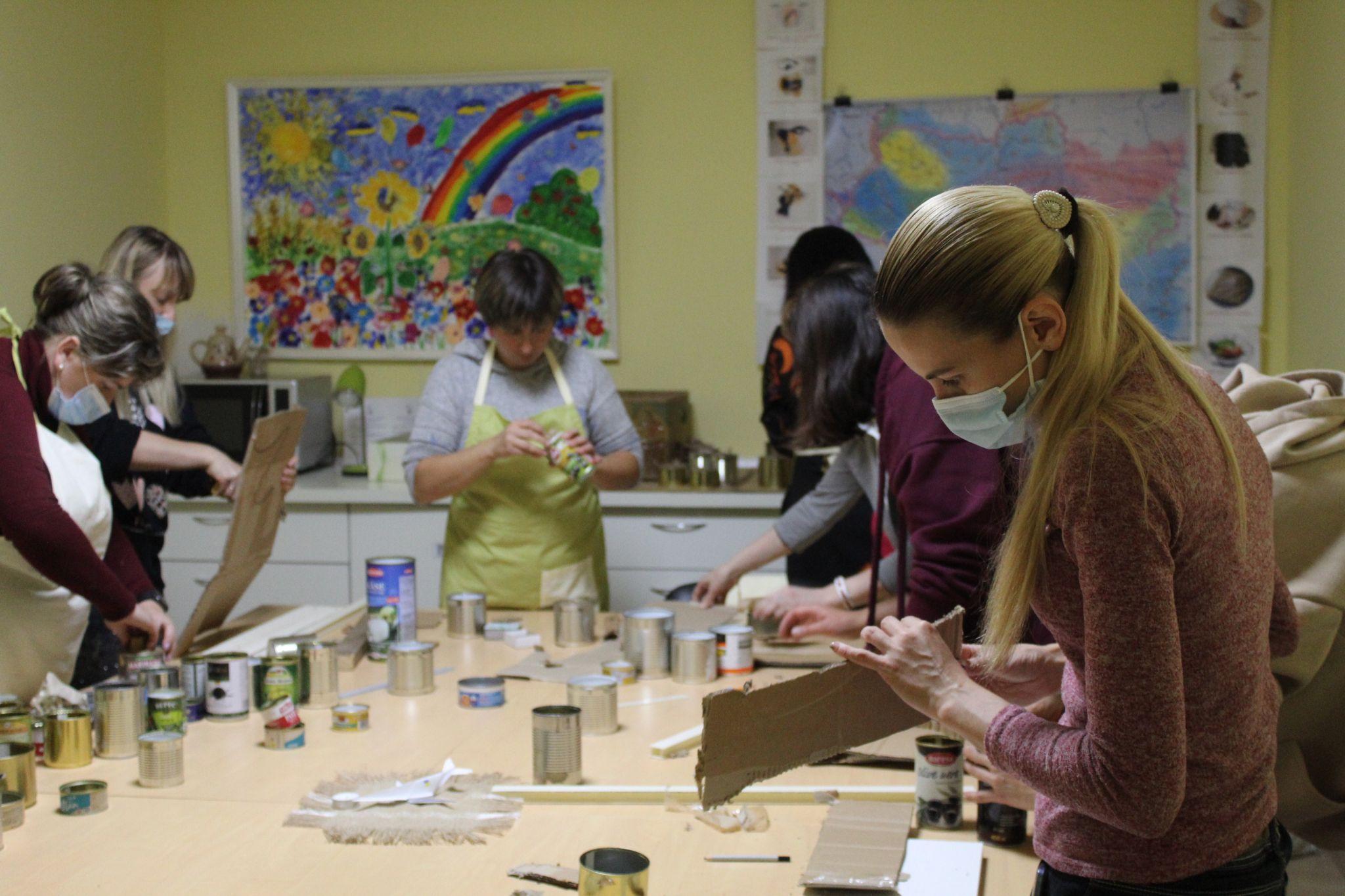 Новини Тернополя - фото з Нашим захисникам потрібне тепло. Допоможіть робити окопні свічки, аби зігріти воїнів (РЕПОРТАЖ)